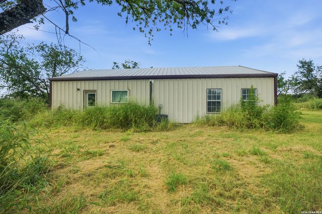 909 County Road 669, Devine, TX 78016