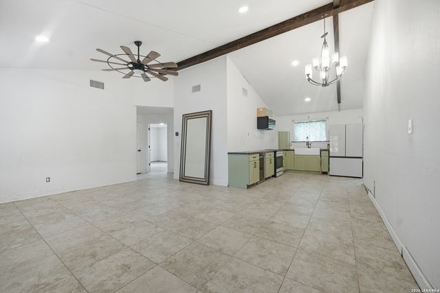 909 County Road 669, Devine, TX 78016