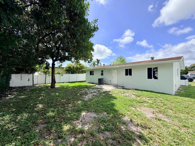 2811 NW 8th Street, Pompano Beach, FL 33069