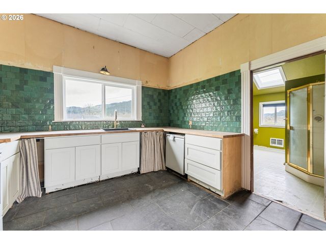 420 Halo Trail Rd, Yoncalla, OR 97499