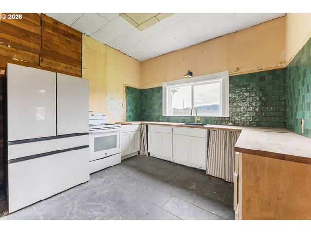 420 Halo Trail Rd, Yoncalla, OR 97499