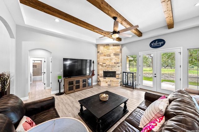 156 Crescent Ridge, Adkins, TX 78101