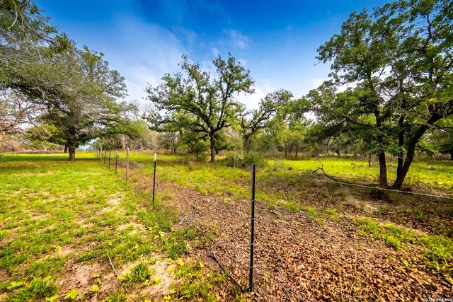 156 Crescent Ridge, Adkins, TX 78101