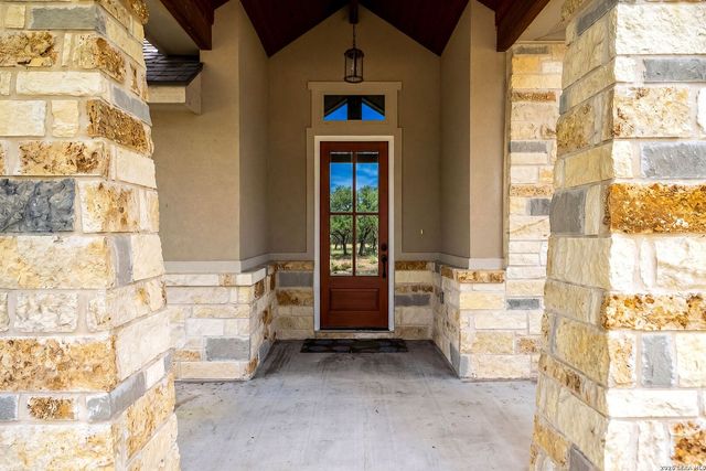 156 Crescent Ridge, Adkins, TX 78101