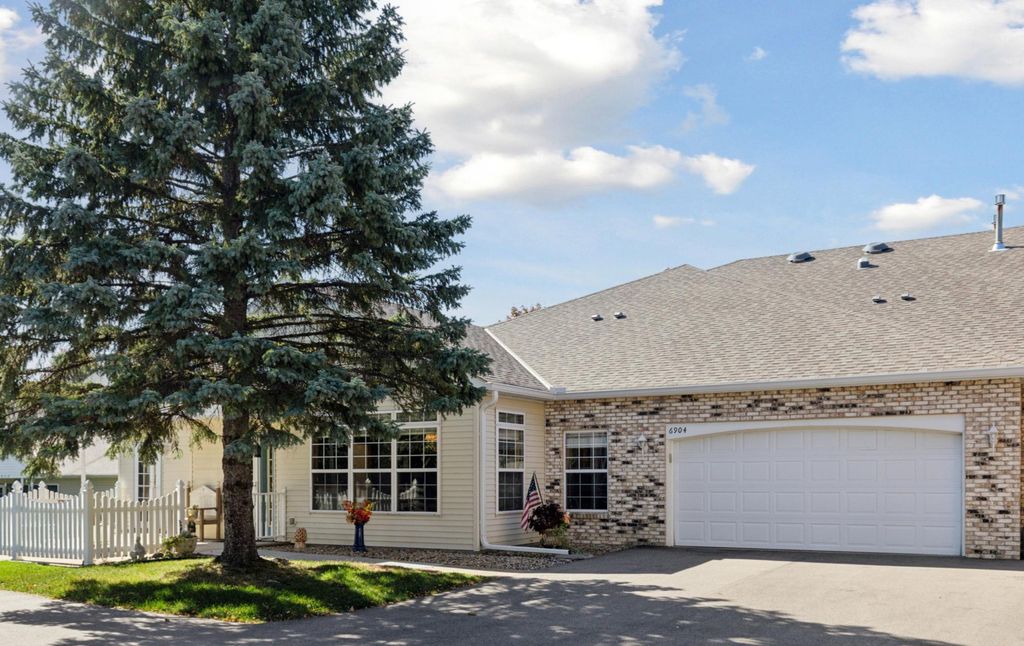 6904 Inverness Trail 22, Inver Grove Heights, MN 55077