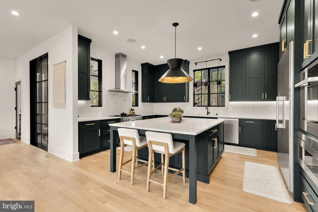 135 N EDGEWOOD ST, Arlington, VA 22201