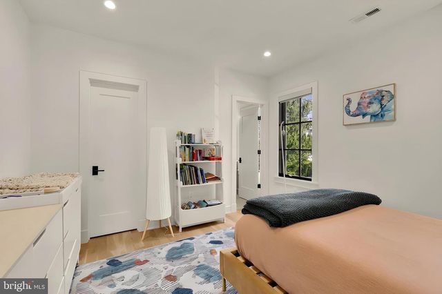 135 N EDGEWOOD ST, Arlington, VA 22201