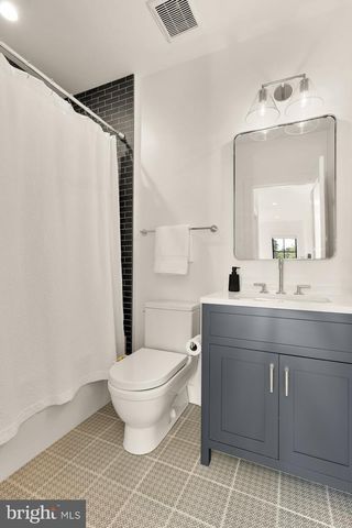135 N EDGEWOOD ST, Arlington, VA 22201