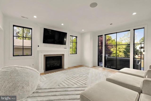135 N EDGEWOOD ST, Arlington, VA 22201