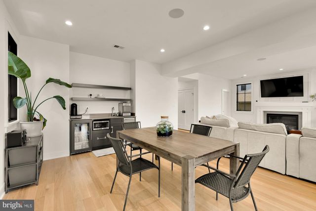 135 N EDGEWOOD ST, Arlington, VA 22201