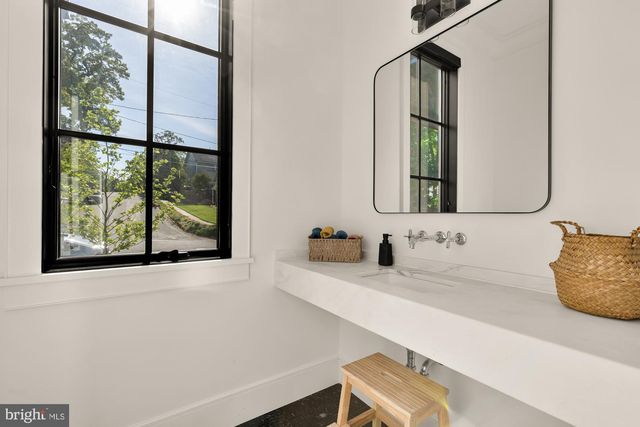 135 N EDGEWOOD ST, Arlington, VA 22201