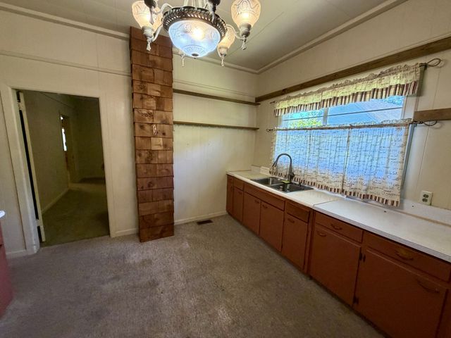 328 Head St, Paris, TN 38242