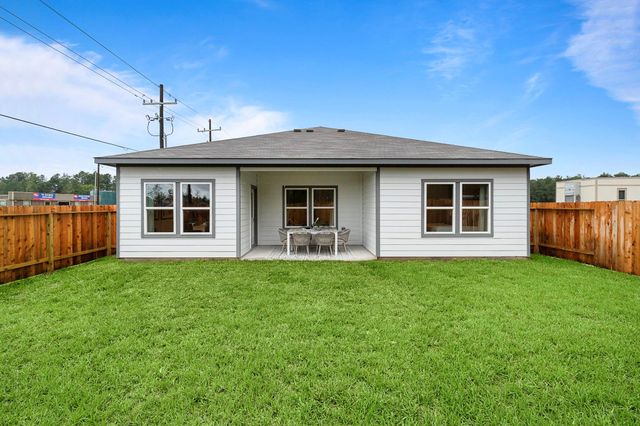 114 Water Grass Trail, Clute, TX 77531
