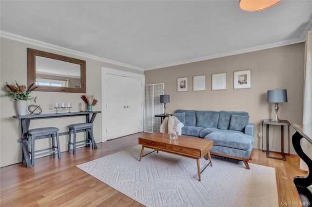77 Farmers Avenue, Lindenhurst, NY 11757
