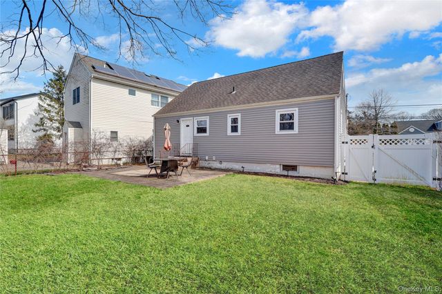 77 Farmers Avenue, Lindenhurst, NY 11757
