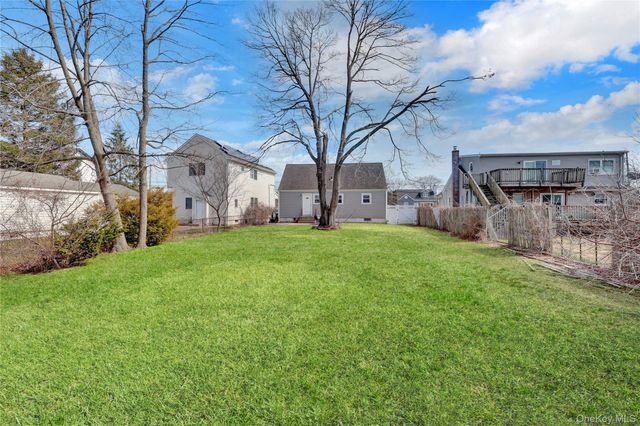 77 Farmers Avenue, Lindenhurst, NY 11757