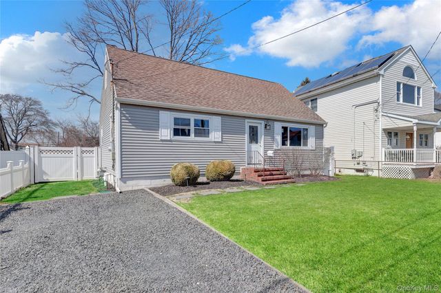 77 Farmers Avenue, Lindenhurst, NY 11757