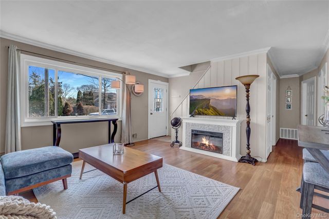 77 Farmers Avenue, Lindenhurst, NY 11757