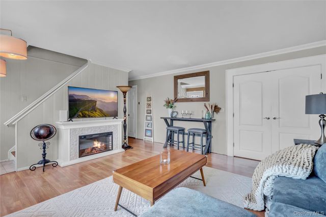 77 Farmers Avenue, Lindenhurst, NY 11757