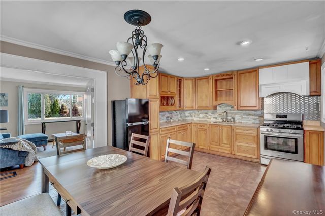77 Farmers Avenue, Lindenhurst, NY 11757