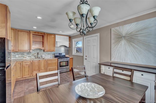 77 Farmers Avenue, Lindenhurst, NY 11757