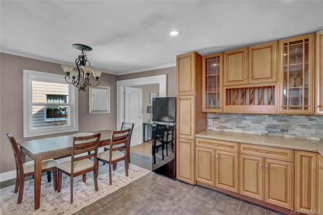 77 Farmers Avenue, Lindenhurst, NY 11757