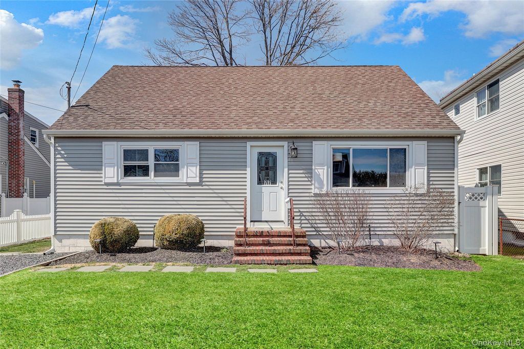 77 Farmers Avenue, Lindenhurst, NY 11757