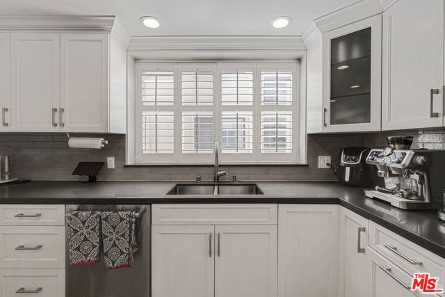 5215 White Oak Avenue 2, Los Angeles, CA 91316