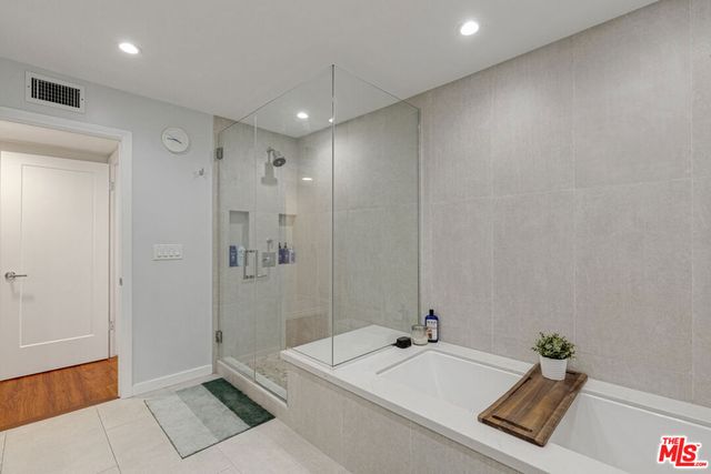 5215 White Oak Avenue 2, Los Angeles, CA 91316
