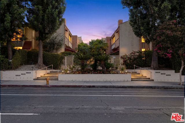 5215 White Oak Avenue 2, Los Angeles, CA 91316