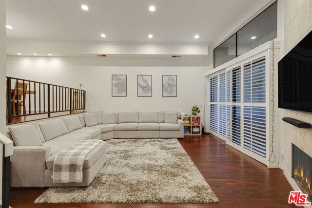 5215 White Oak Avenue 2, Los Angeles, CA 91316