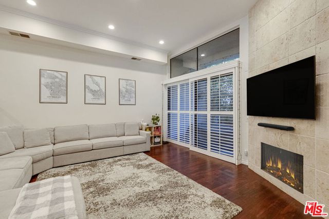 5215 White Oak Avenue 2, Los Angeles, CA 91316