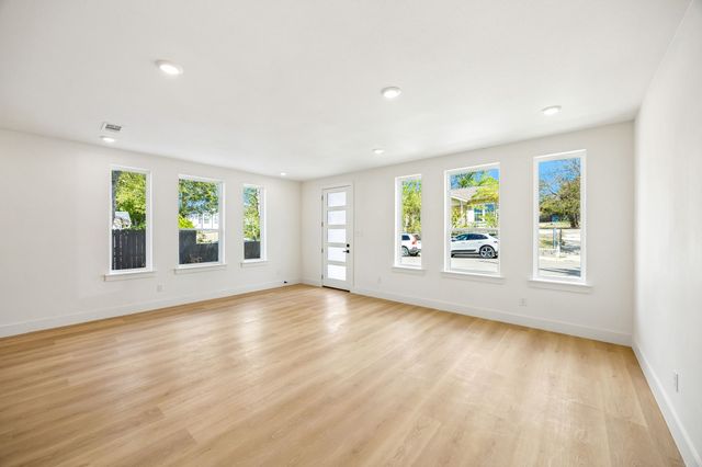 413 N Patton Avenue, Dallas, TX 75203