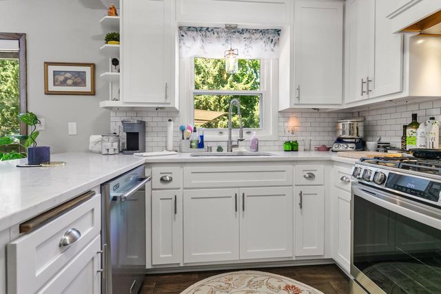 241 Parkview COURT, Pewaukee, WI 53072