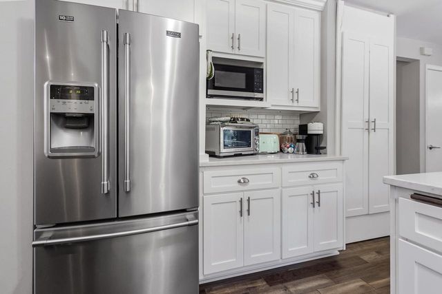 241 Parkview COURT, Pewaukee, WI 53072