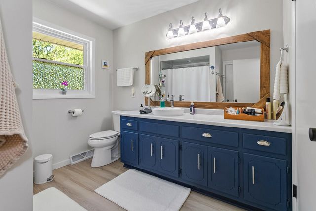 241 Parkview COURT, Pewaukee, WI 53072