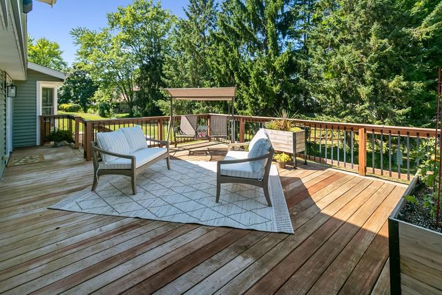 241 Parkview COURT, Pewaukee, WI 53072