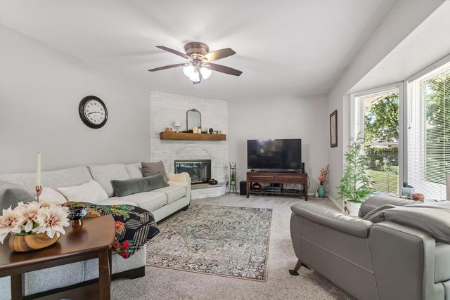 241 Parkview COURT, Pewaukee, WI 53072