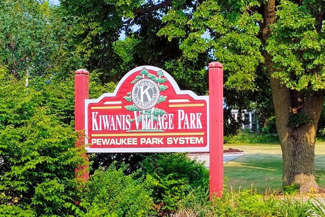 241 Parkview COURT, Pewaukee, WI 53072