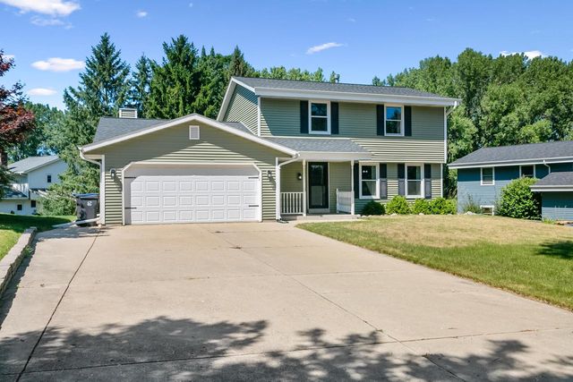 241 Parkview COURT, Pewaukee, WI 53072