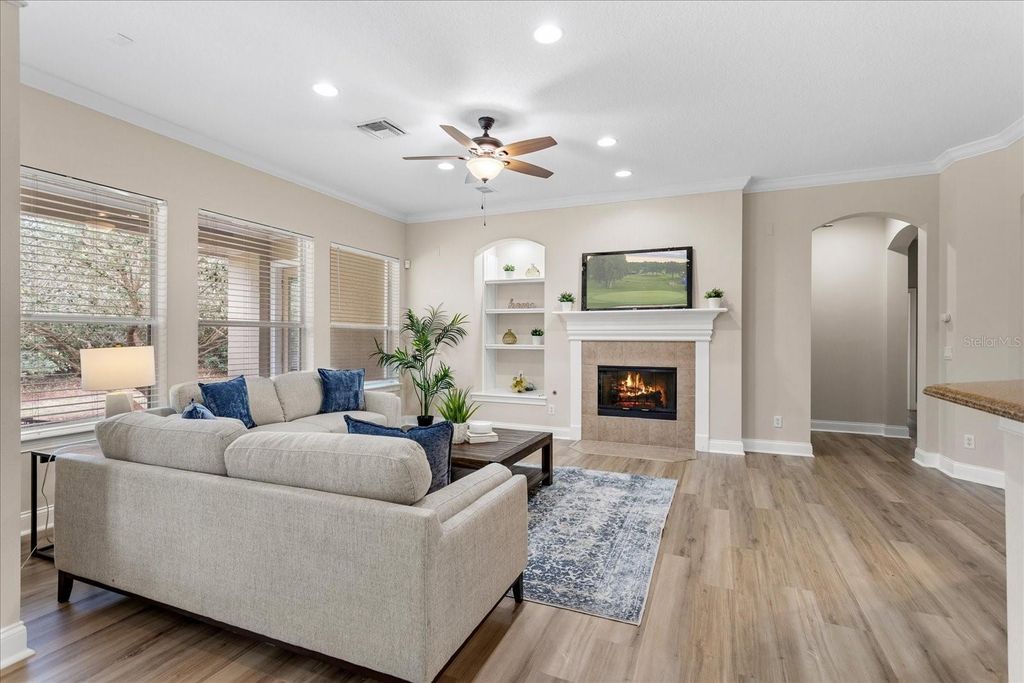 Image 11 of property listing at 22516 HAWKS RUN LANE, Sorrento, FL 32776