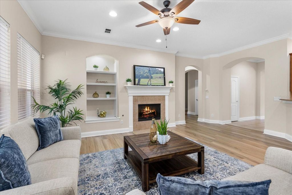 Image 12 of property listing at 22516 HAWKS RUN LANE, Sorrento, FL 32776