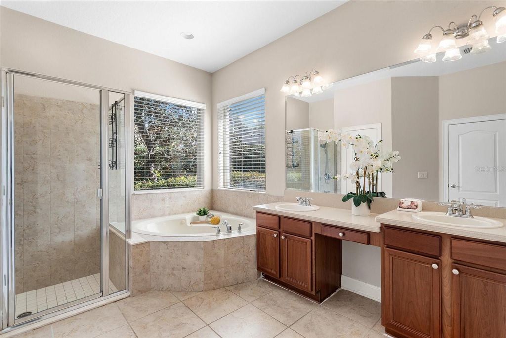 Image 22 of property listing at 22516 HAWKS RUN LANE, Sorrento, FL 32776