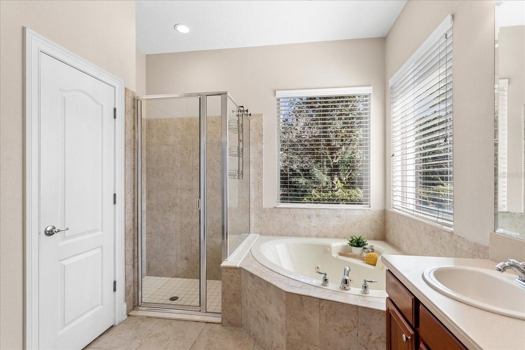 Image 23 of property listing at 22516 HAWKS RUN LANE, Sorrento, FL 32776