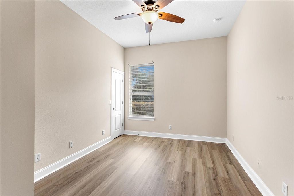 Image 27 of property listing at 22516 HAWKS RUN LANE, Sorrento, FL 32776