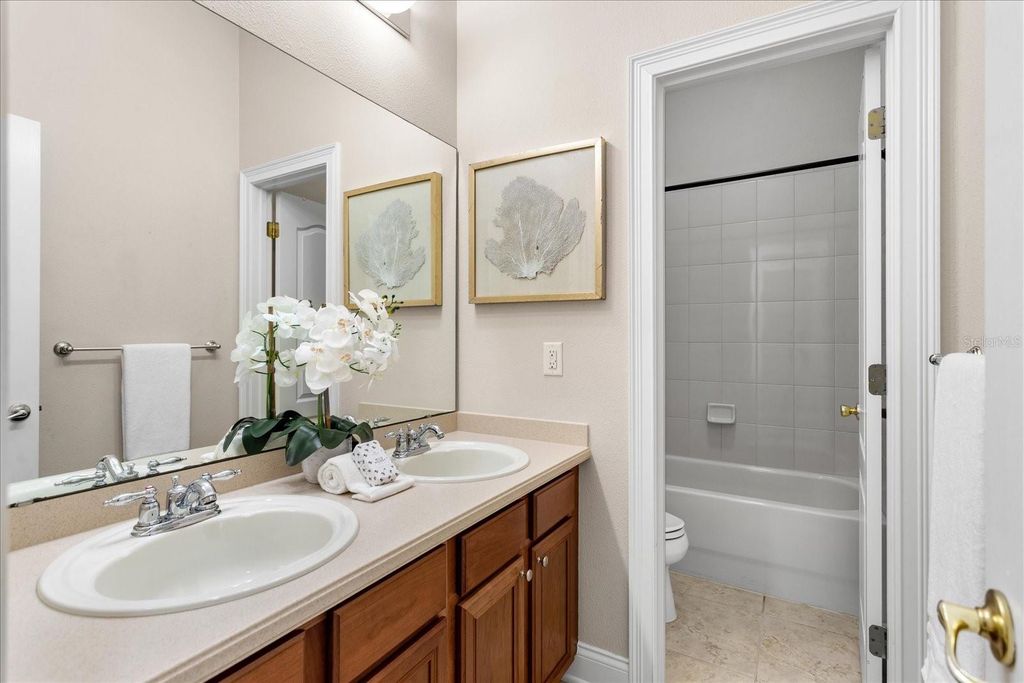 Image 31 of property listing at 22516 HAWKS RUN LANE, Sorrento, FL 32776