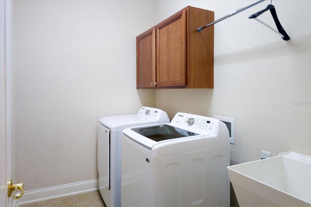 Image 33 of property listing at 22516 HAWKS RUN LANE, Sorrento, FL 32776