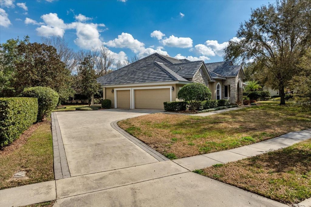Image 38 of property listing at 22516 HAWKS RUN LANE, Sorrento, FL 32776
