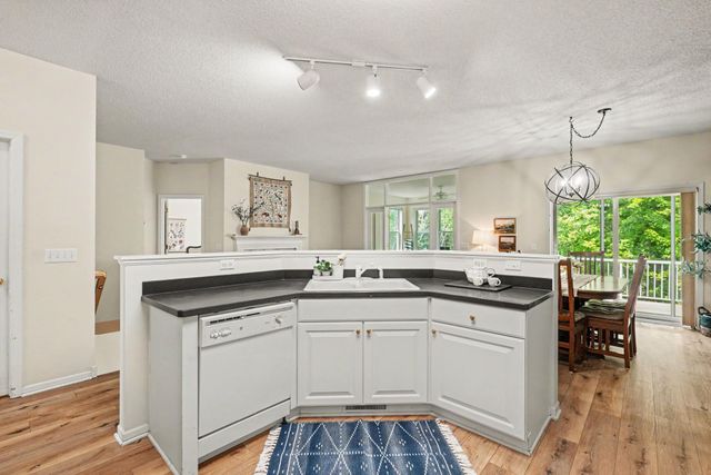 1615 Johnny Cake Ridge Lane L, Eagan, MN 55122