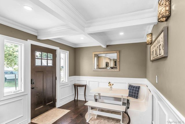 31 Martin Lane, Westbury, NY 11590